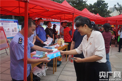 管城回族區(qū) “陽光政務、民心所望”基層政務公開標準化規(guī)范化工作進社區(qū)